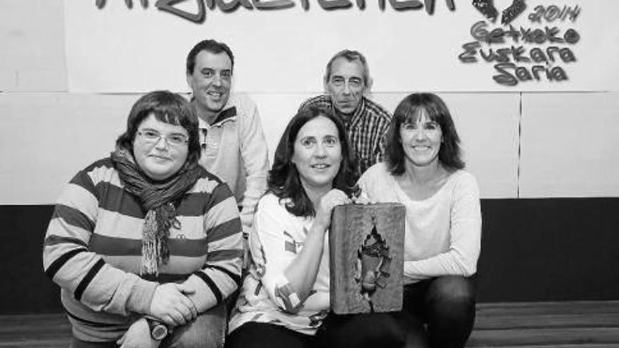 Los ganadores de anteriores ediciones posan juntos.