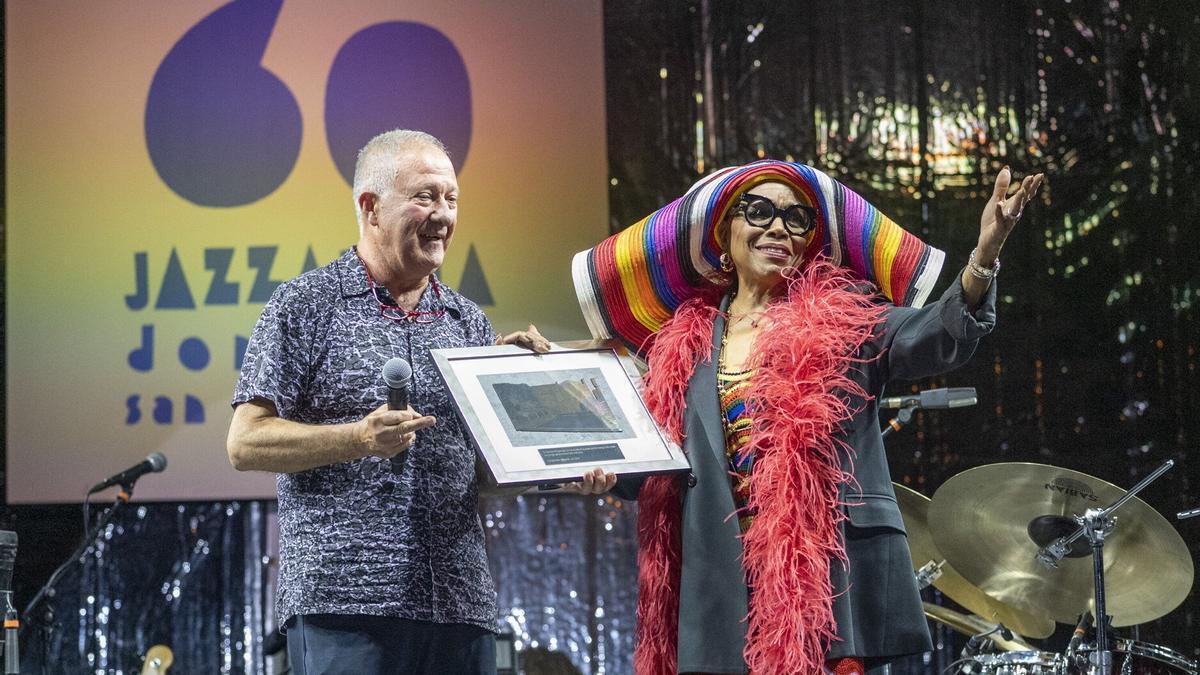 Dee Dee Bridgewater recibió el premio Donostiako Jazzaldia de manos de Miguel Martín.