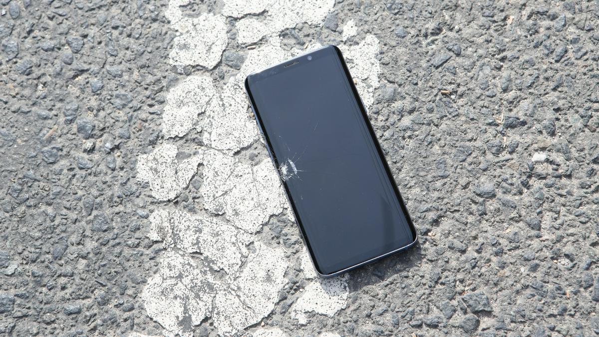 El dueño del vehículo descubrió a uno de los ladrones en el interior de su coche y vio cómo perdía el teléfono en la huida a la carrera.