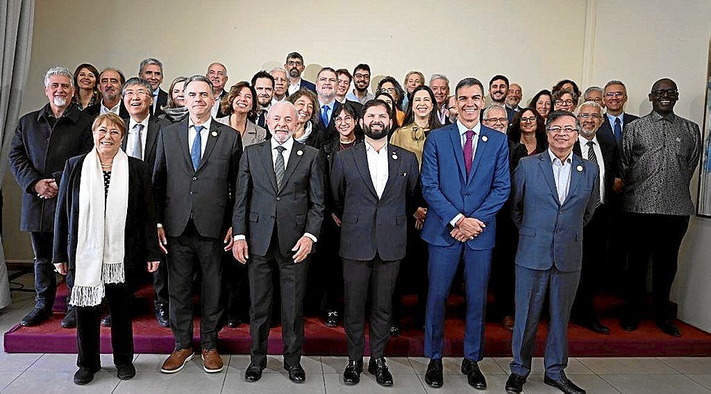 En primera línea Bachelet, Orsi, Lula da Silva, Boric, Sánchez y Petro. Innerárity aparece en la segunda fila superior a la izquierda.