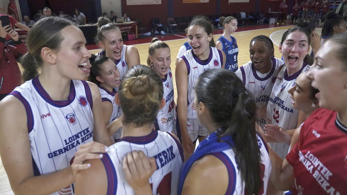 Los jugadoras del Lointek Gernika celebran su clasificación para la Eurocup.