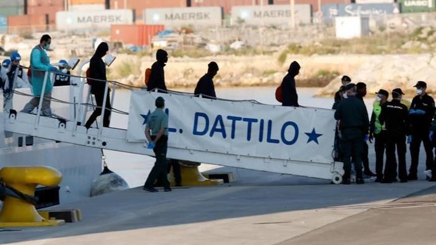 Un dispositivo de emergencia de 2.320 personas espera en el puerto de Valencia la llegada escalonada, a partir de las seis de la mañana de este domingo, de los tres barcos con los 630 inmigrantes rescatados frente a las costas libias por el Aquarius, que