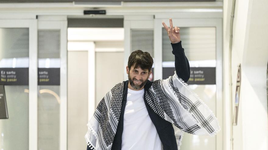 Llega a Euskadi el profesor vitoriano de la Flotilla: "Nos hicieron lo que quisieron"