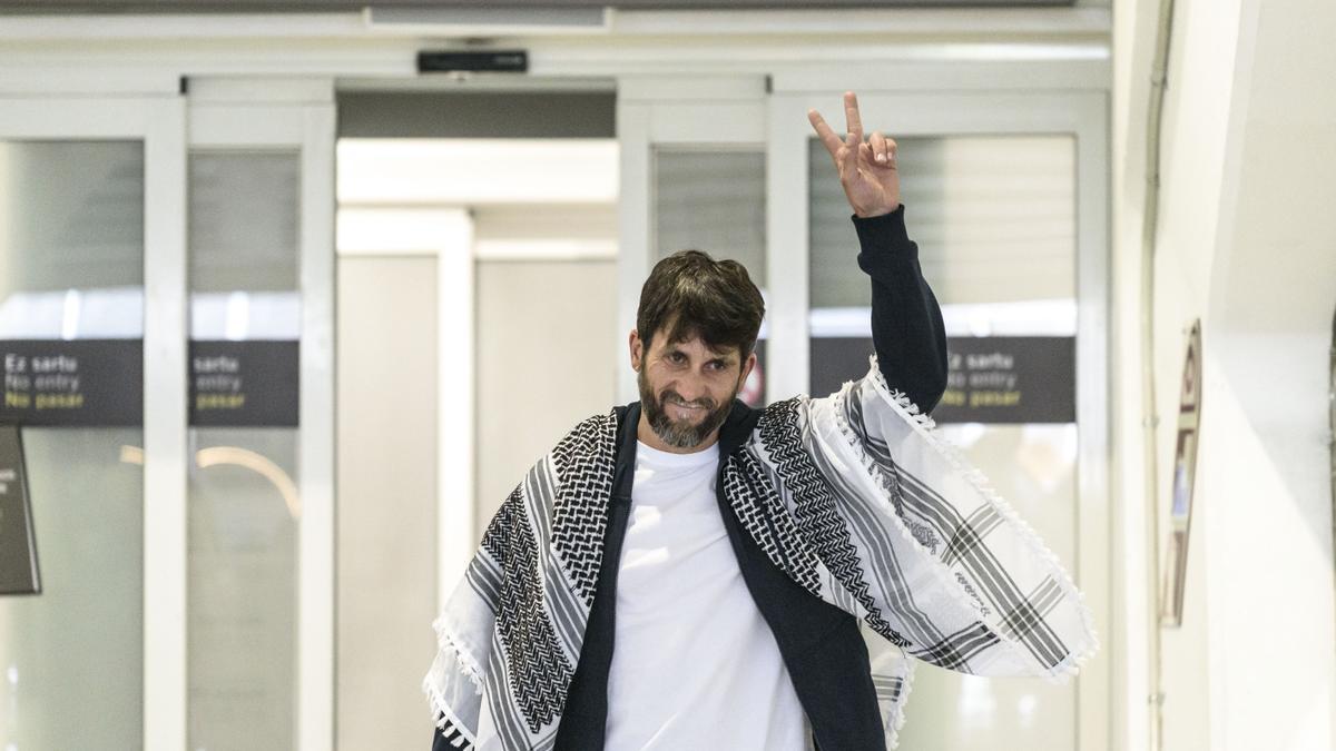 Salim Malla llega al aeropuerto de Bilbao tras haber sido retenido por el Ejército de Israel.