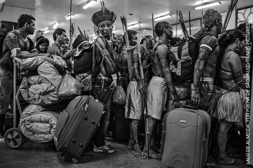 Miembros de la comunidad indígena Mundurukú hacen fila para embarcar en un avión en el aeropuerto de Altamira en Pará, Brasil. Después de protestar en el lugar de la construcción de la Presa de Belo Monte en el río Xingu, viajan a la capital nacional Brasilia para presentar sus demandas al gobierno brasileño. .World Press Photo 2022.