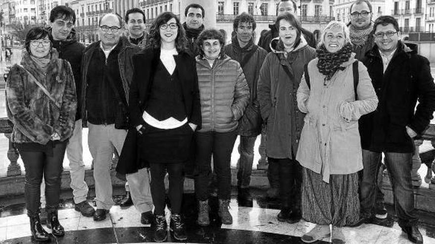 Tere Sáez, Carlos Couso, Ubaldo González, Fermín Tarragona, Laura Pérez, Rubén Velasco, Fátima Andreo, Mikel Buil, Iñigo Pascual, Ainhoa Aznárez, Noemí Solanas, Guillén Carroza y Lenin Valverde, ayer en el quiosco de la plaza del Castillo