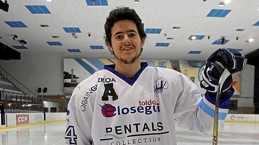 El jugador del Txuri Patrick Fuentes, en el Palacio de Hielo.