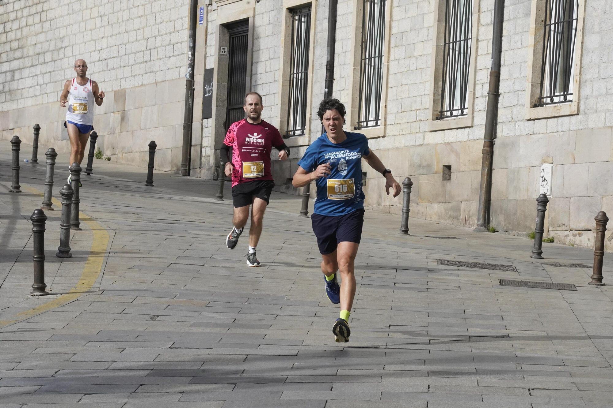 En imágenes: Miles de personas conquistan la Almendra de Gasteiz