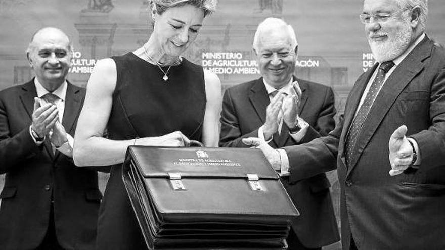 García Tejerina recibe la cartera de Arias Cañete. Detrás, Fernández Díaz y García-Margallo.