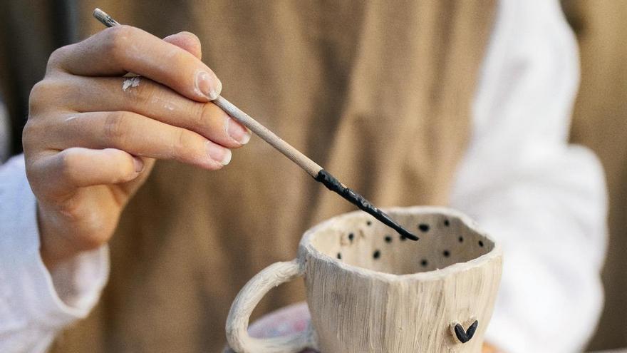 Cerámica, pintura y velas artesanales, el ocio que mejora la salud mental