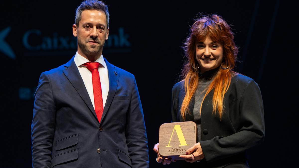 Eder Mena, de Eroski, entregó a Naiara Juanena, de Bodega Otazu, el X Premio Alimenta Navarra a la Sostenibilidad.