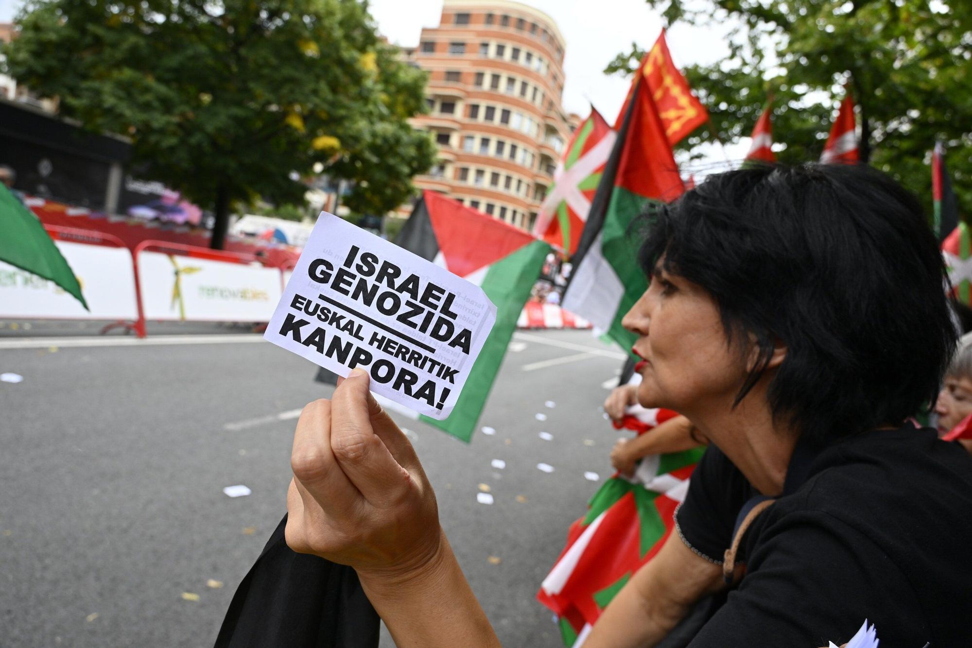 En imágenes: protesta contra el Israel al paso de la La Vuelta por Bilbao