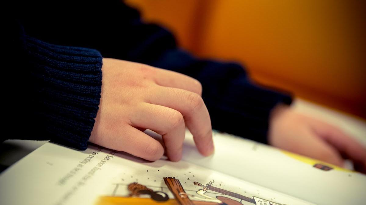 Imagen de recurso de un niño leyendo