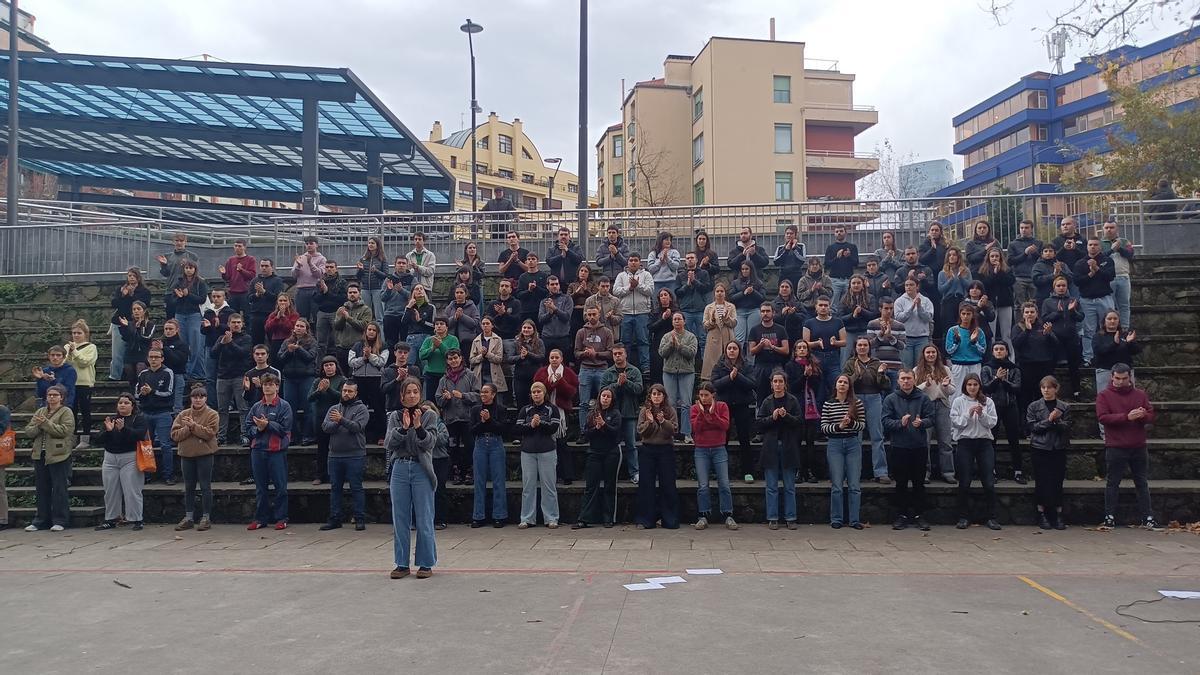 Un centenar de militantes de Ernai en un acto en el Frontón de Deusto, en Bilbao