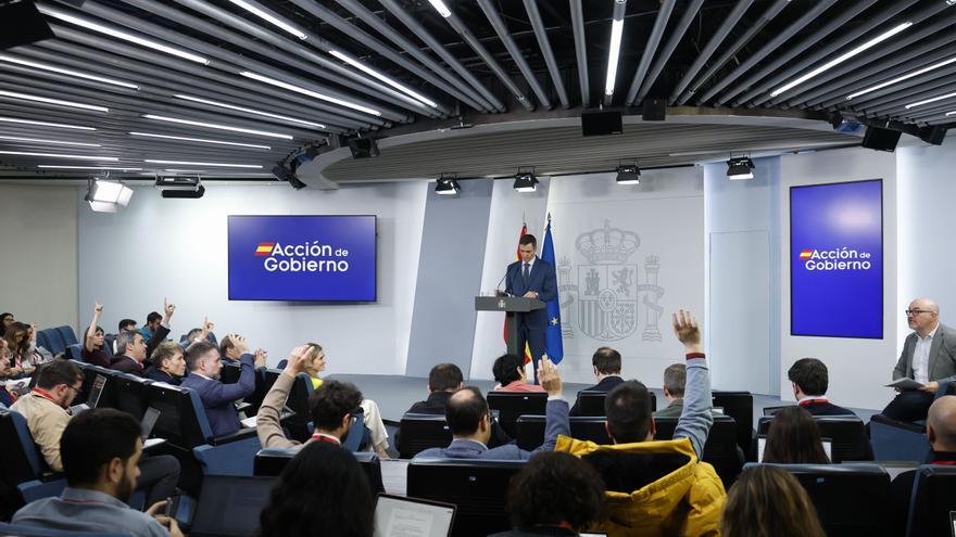 Que no se muera el herido por peinarle mejor