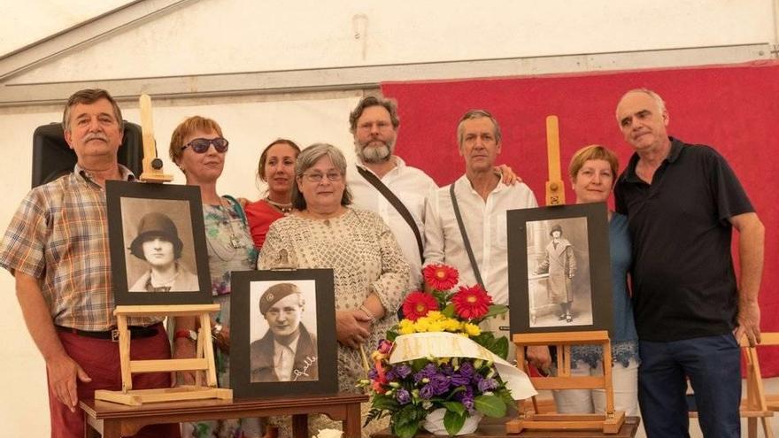 Familiares de la maestra asesinada Camino Oscoz posan junto a sus retratos en el homenaje de ayer en Güesa.