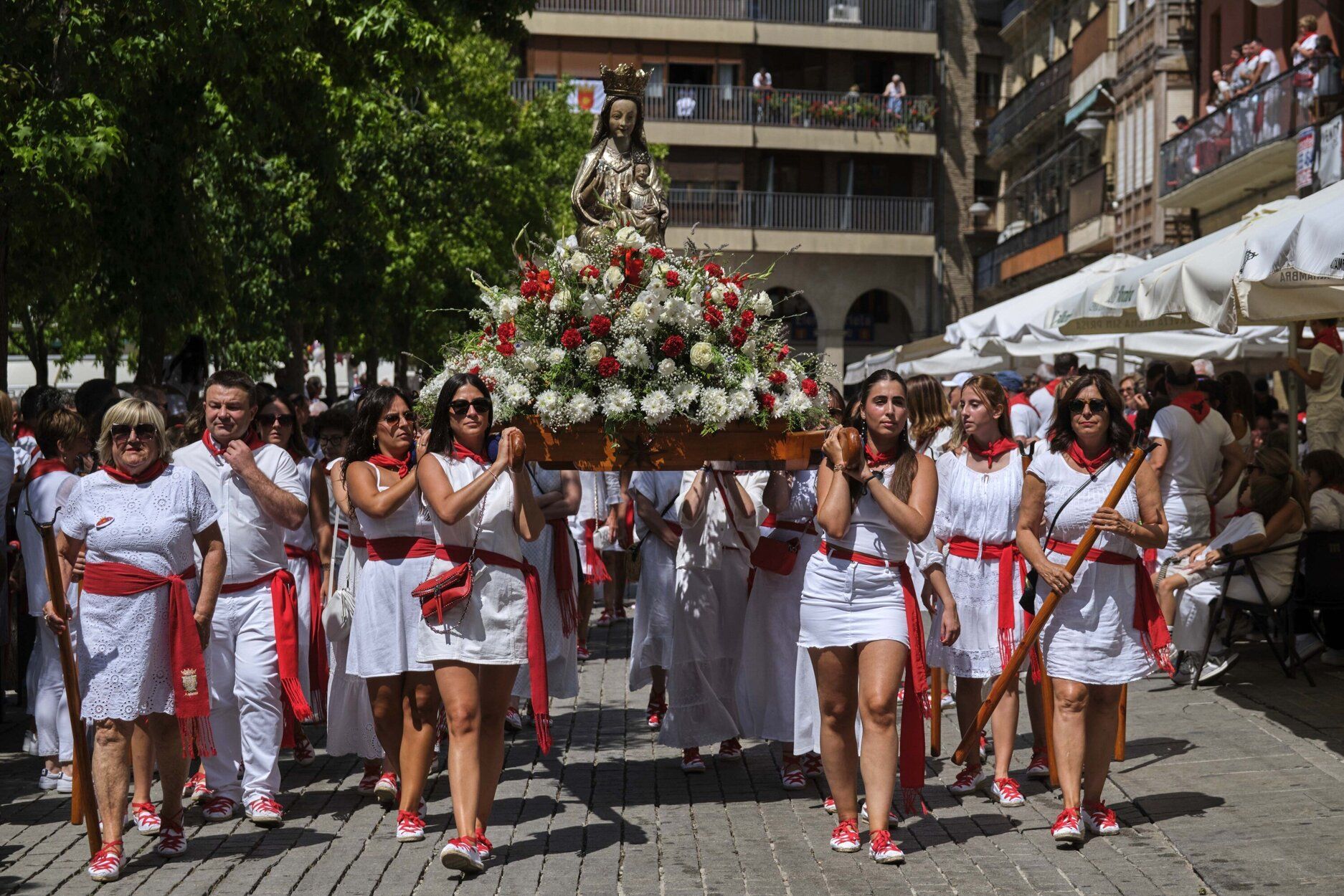 Fotos de la procesión y la pañuelada de este domingo en fiestas de Estella-Lizarra