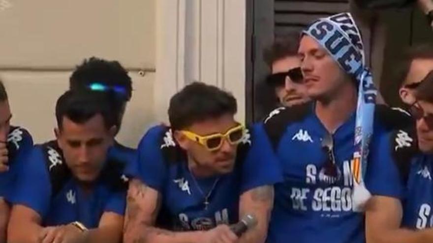 Denuncian por delito de odio al portero del Sabadell tras los insultos a Sánchez en la celebración del ascenso a Segunda