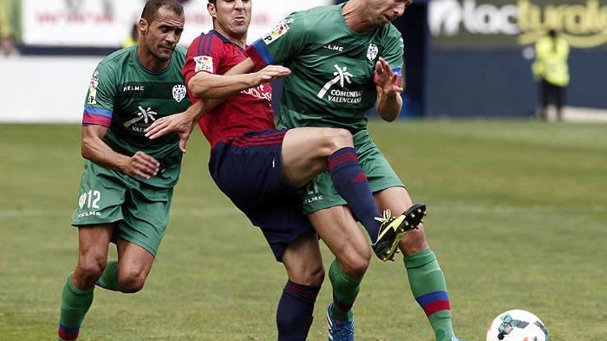 Álvaro Cejudo pelea por el balón con Ivanschitz en presencia de Juanfran.