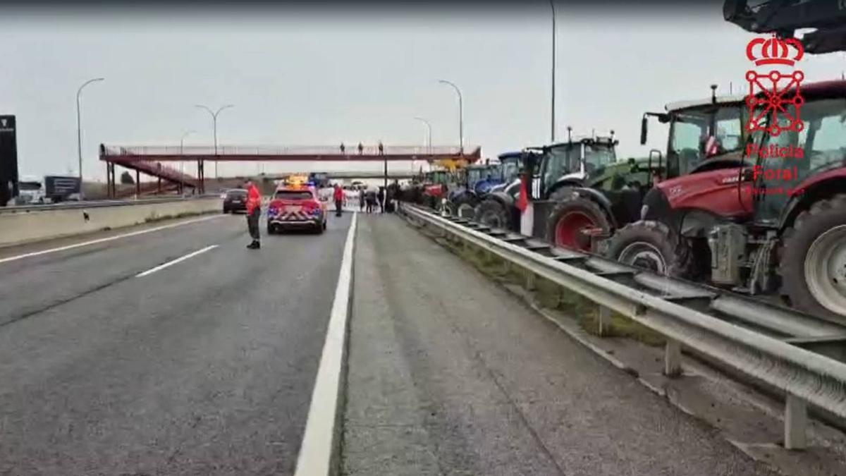 Imágenes del corte en la A-68 a la altura del km 105 en Ribaforada
