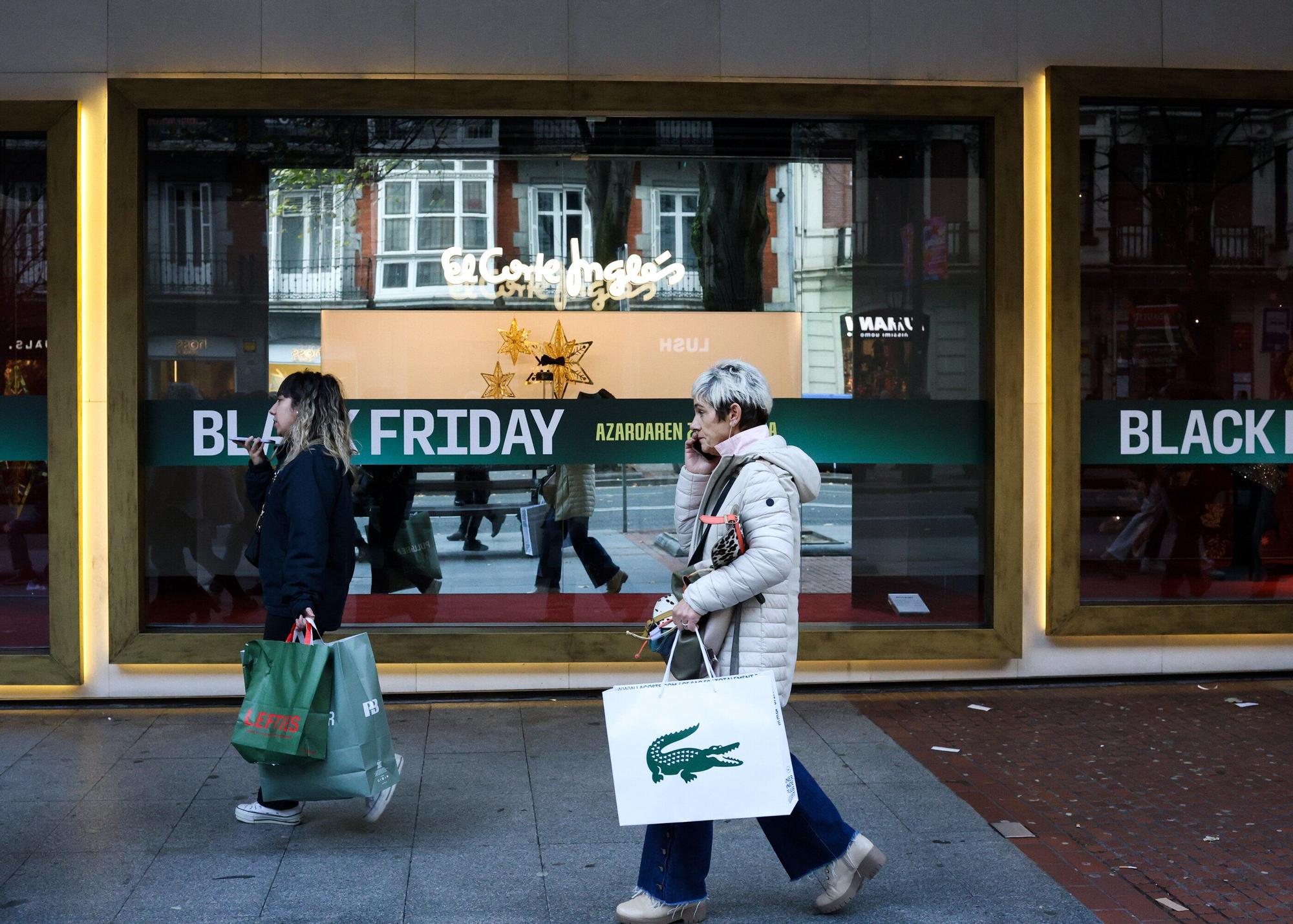 En imágenes: Los bilbainos se echan a la calle por el Black Friday