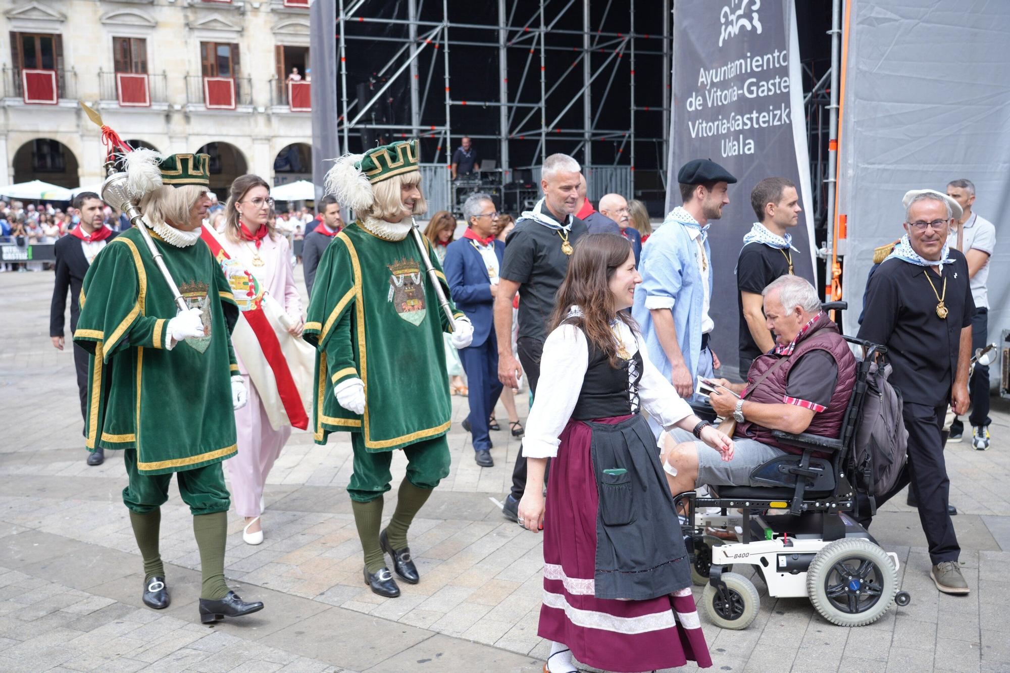 En imágenes: Los dantzaris se adueñan de la Plaza Nueva en el tradicional Zortziko