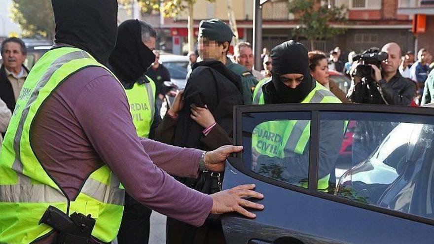 La Guardia Civil ha detenido a dos personas en Cornellá de Llobregat (Barcelona) vinculadas al aparato de reclutamiento y adoctrinamiento de la organización terrorista Daesh