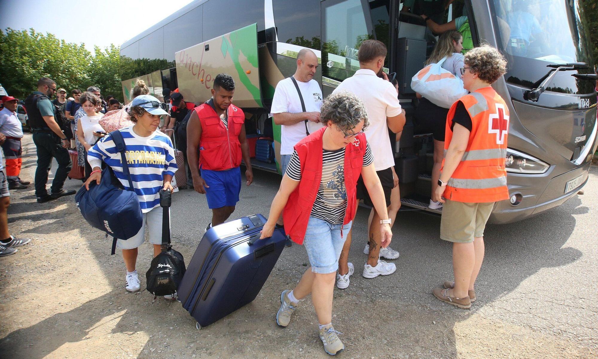 Los 180 viajeros del tren averiado, evacuados a Olite desde las piscinas de Pueyo