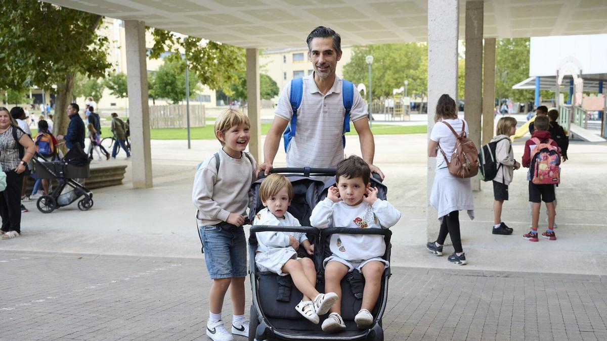 Xiker Leoz, aita de (desde la izquierda) Xabier, Telmo y Mikel, en el primer día de clases este jueves.