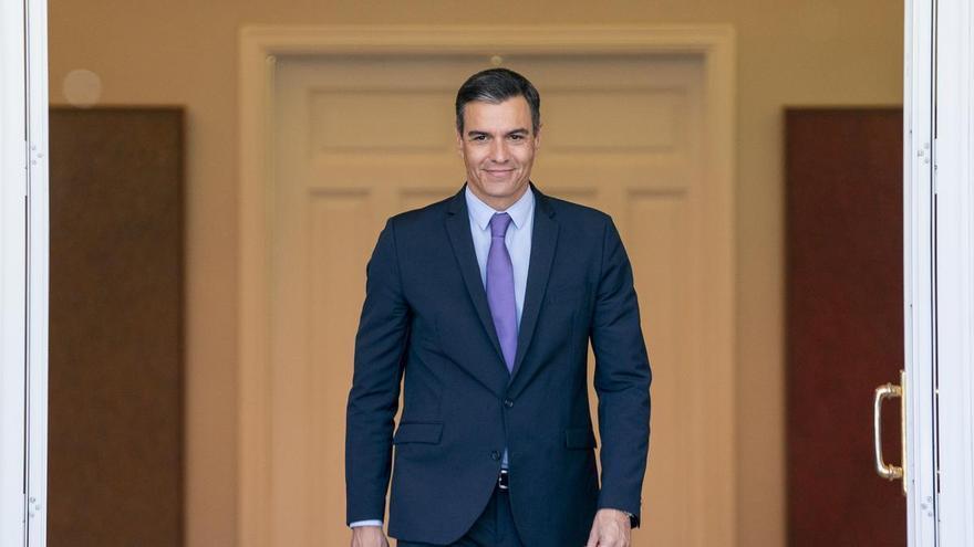 Sánchez pide a los empresarios que suban los salarios y que contengan los beneficios