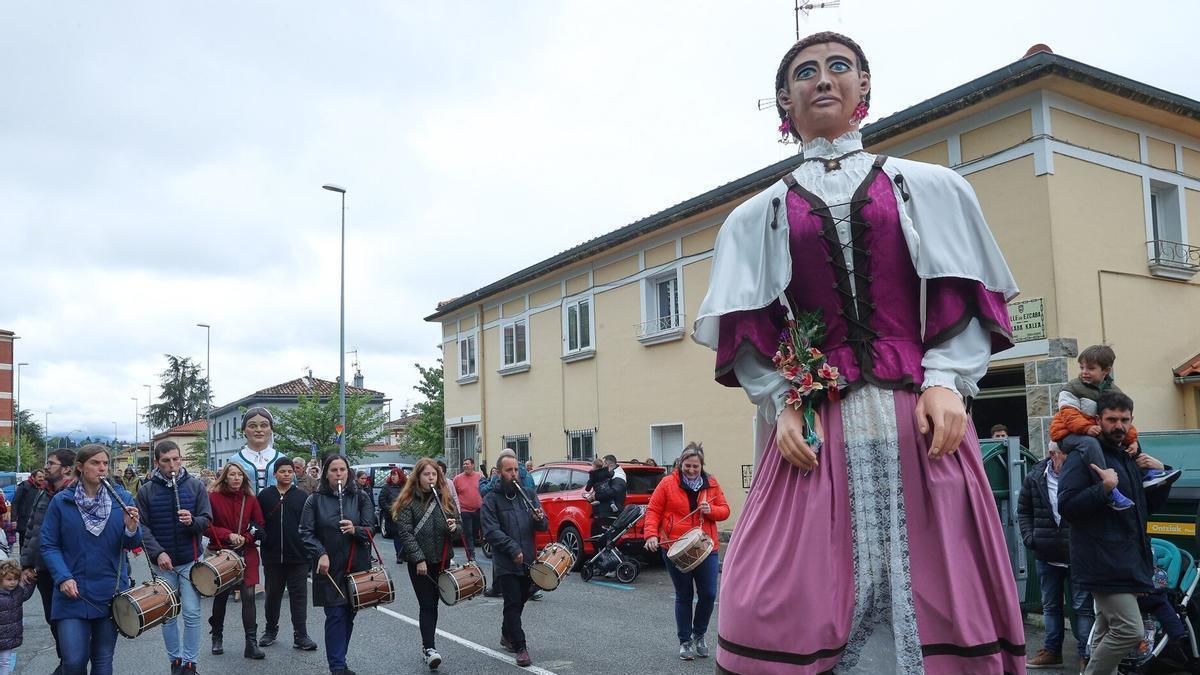 Concentración de gigantes en fiestas de la Txantrea en 2024.