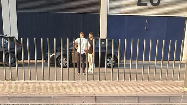 Areso, de espaldas, a la salida de la reunión que ha tenido con Osasuna en El Sadar