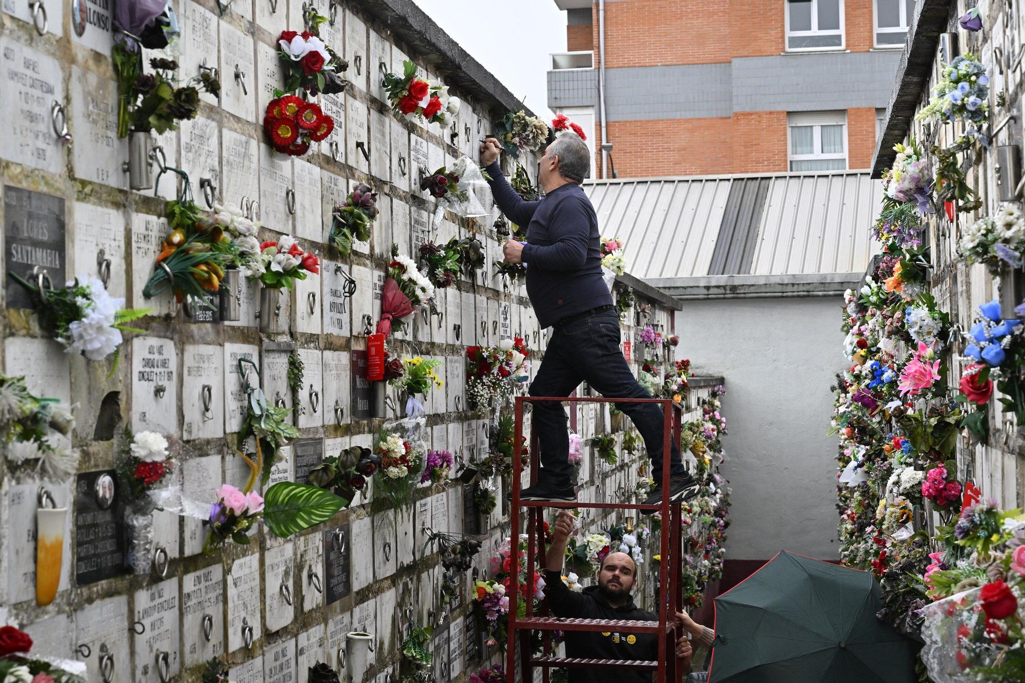 En imágenes: así se vive el día de Todos los Santos en el cementerio de Bilbao