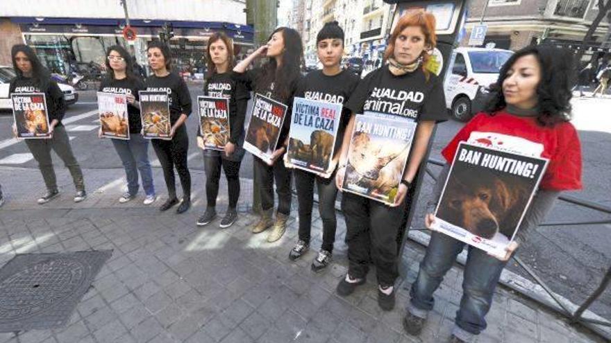 Activistas por los derechos de los animales se concentraron ayer en los alrededores del hospital San José de Madrid donde se encuentra ingresado el rey español.