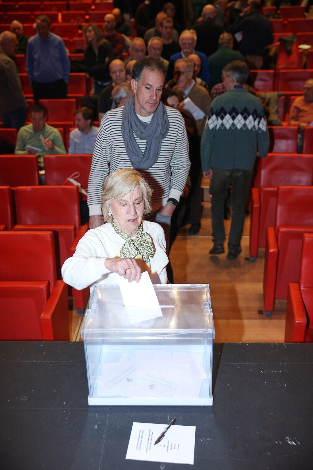 Fotos de la Asamblea de socios de Osasuna en Baluarte