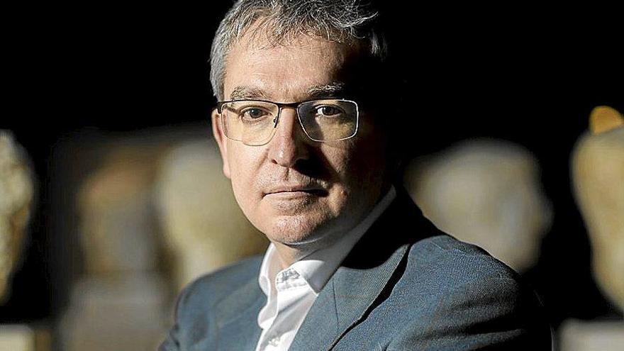 El escritor es un experto en la antigua Roma.