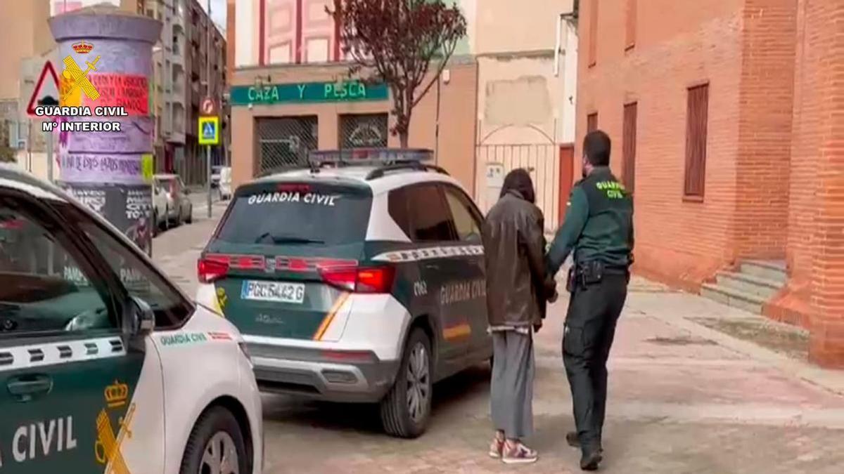 Un agente de la Guardia Civil, con la detenida