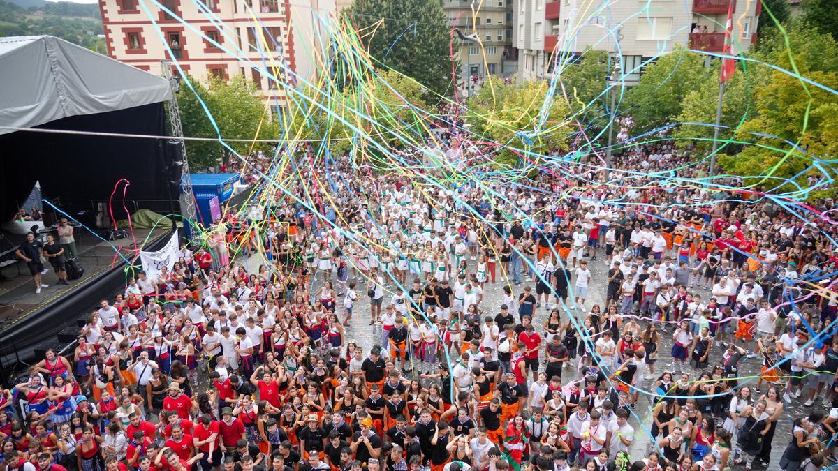 En imágenes: La bajada de Iguarrako enciende la fiesta en Amurrio