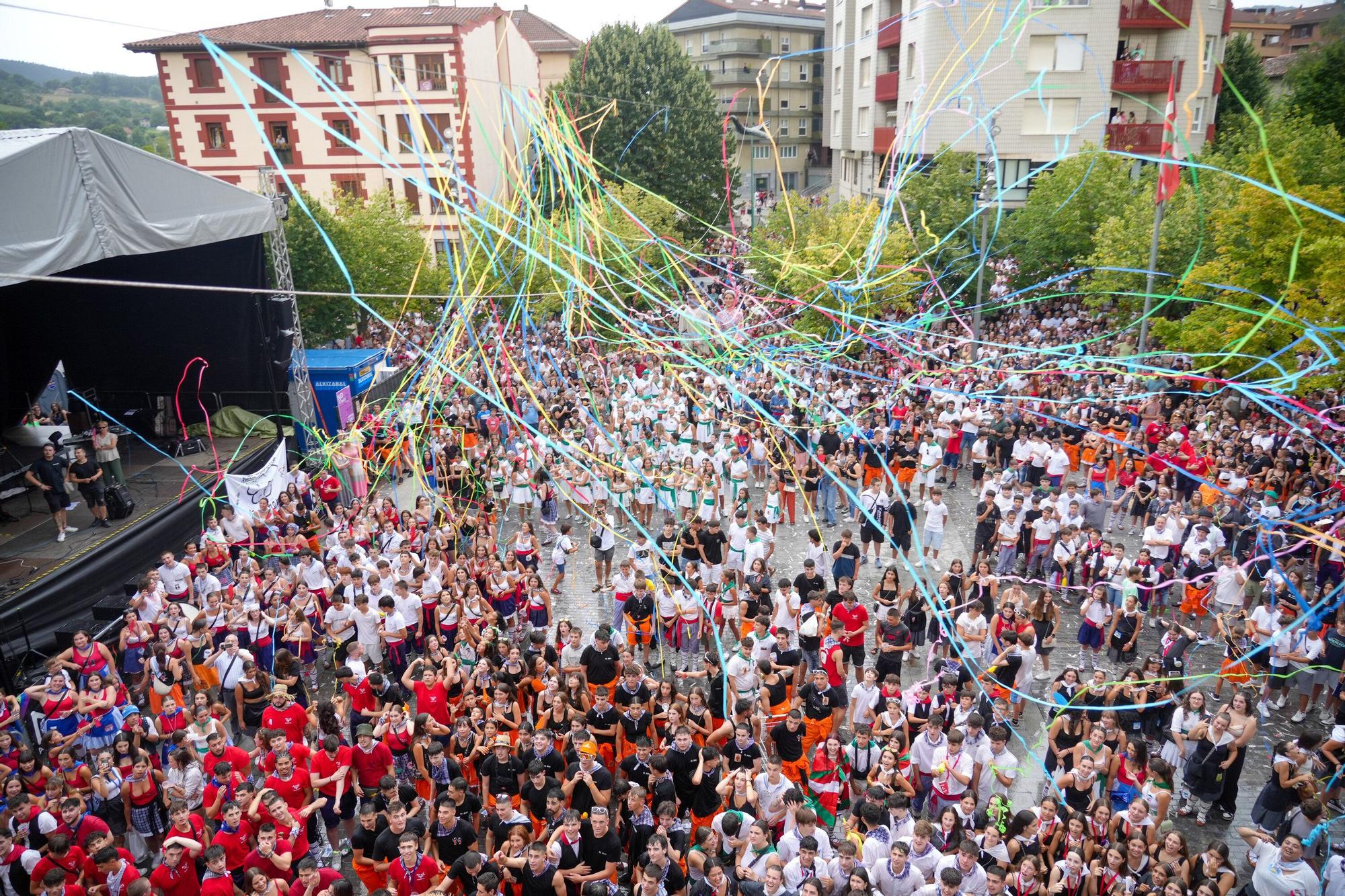 En imágenes: La bajada de Iguarrako enciende la fiesta en Amurrio