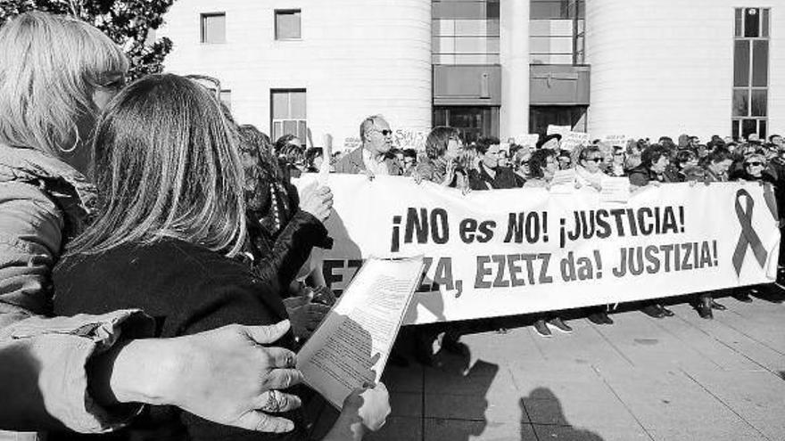 Concentración en Pamplona durante el juicio por la violación múltiple en Sanfermines.