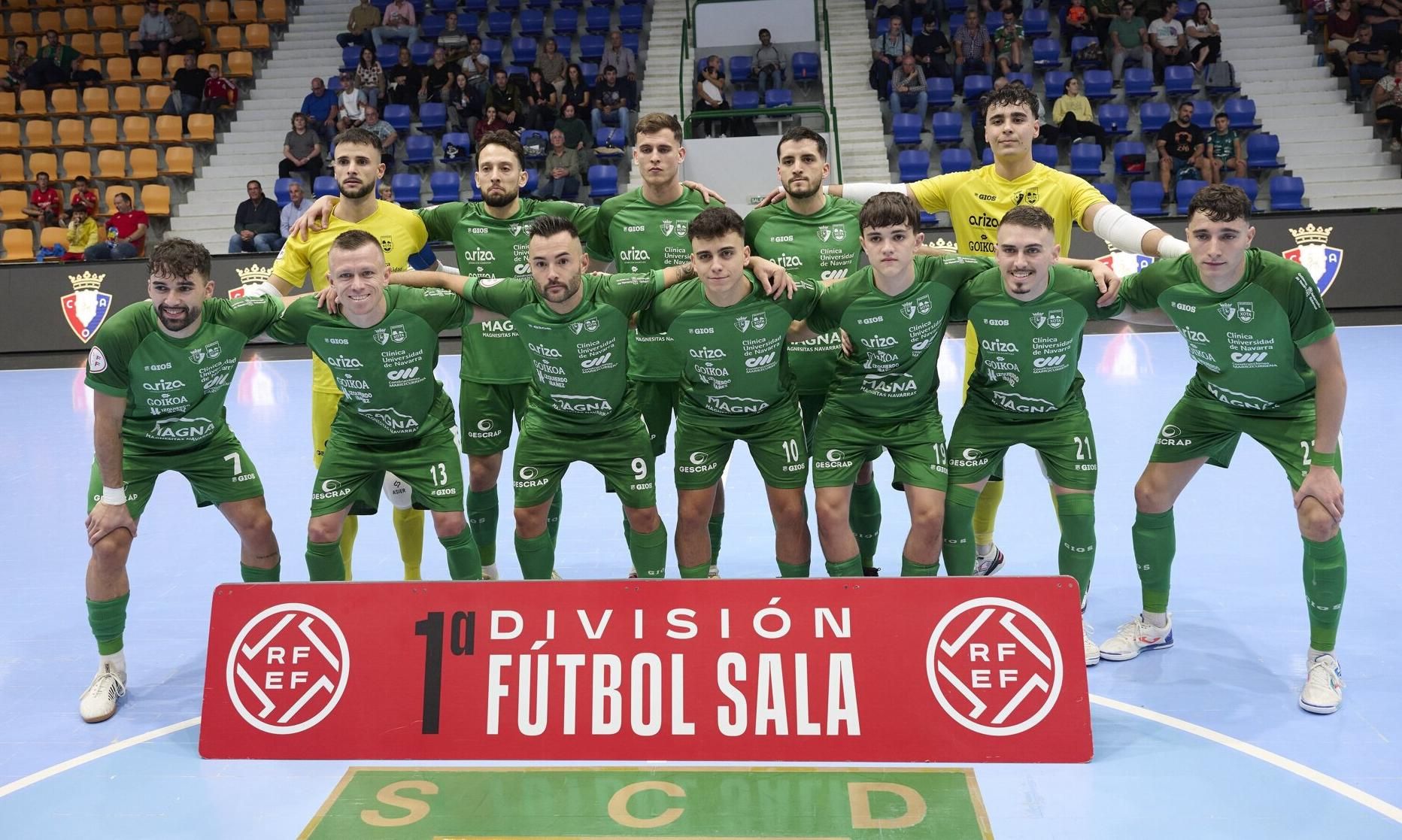 Los jugadores de Osasuna Magna, antes del partido.
