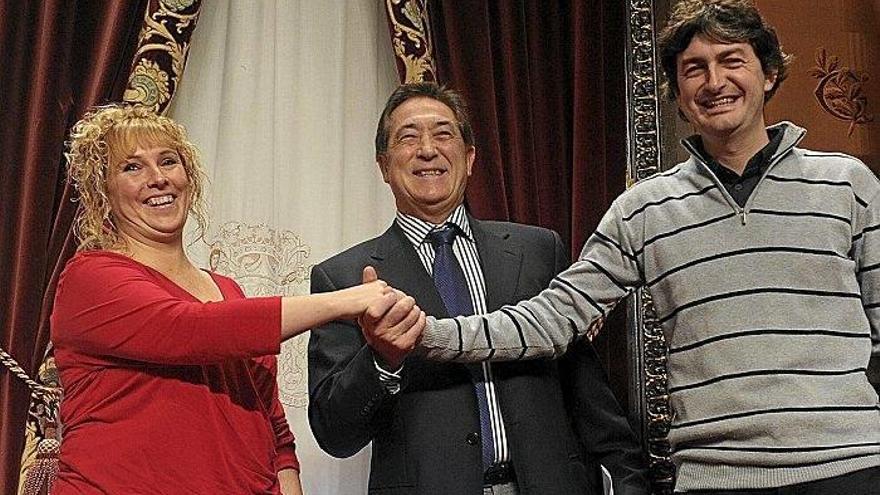Imagen del momento de la rescisión del contrato de 2013 entre la entonces presidenta de GHK, el anterior diputado de Medio Ambiente y el gerente de la UTE adjudicataria.
