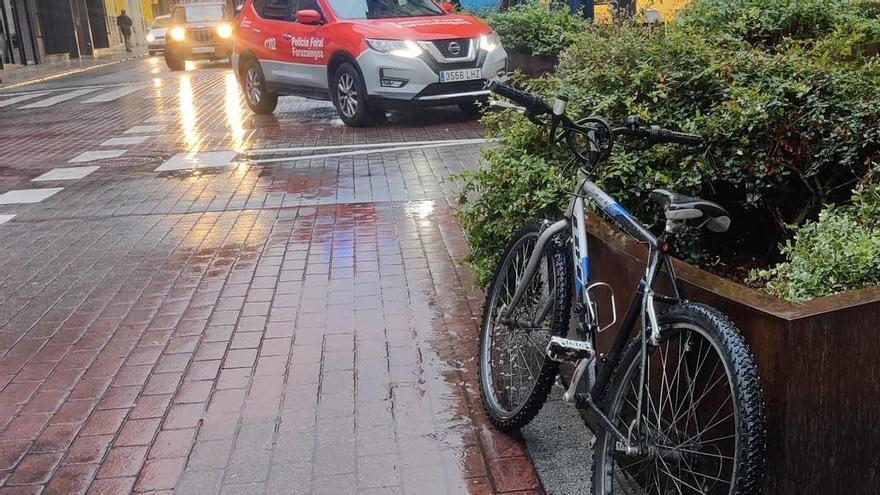 Denunciado en Pamplona un ciclista ebrio tras chocar contra un coche aparcado