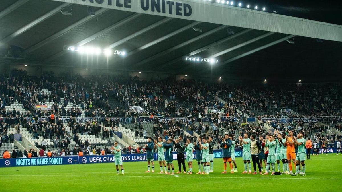 Los jugadores del Athletic aplauden a los aficionados desplazados a St James&#039; Park.