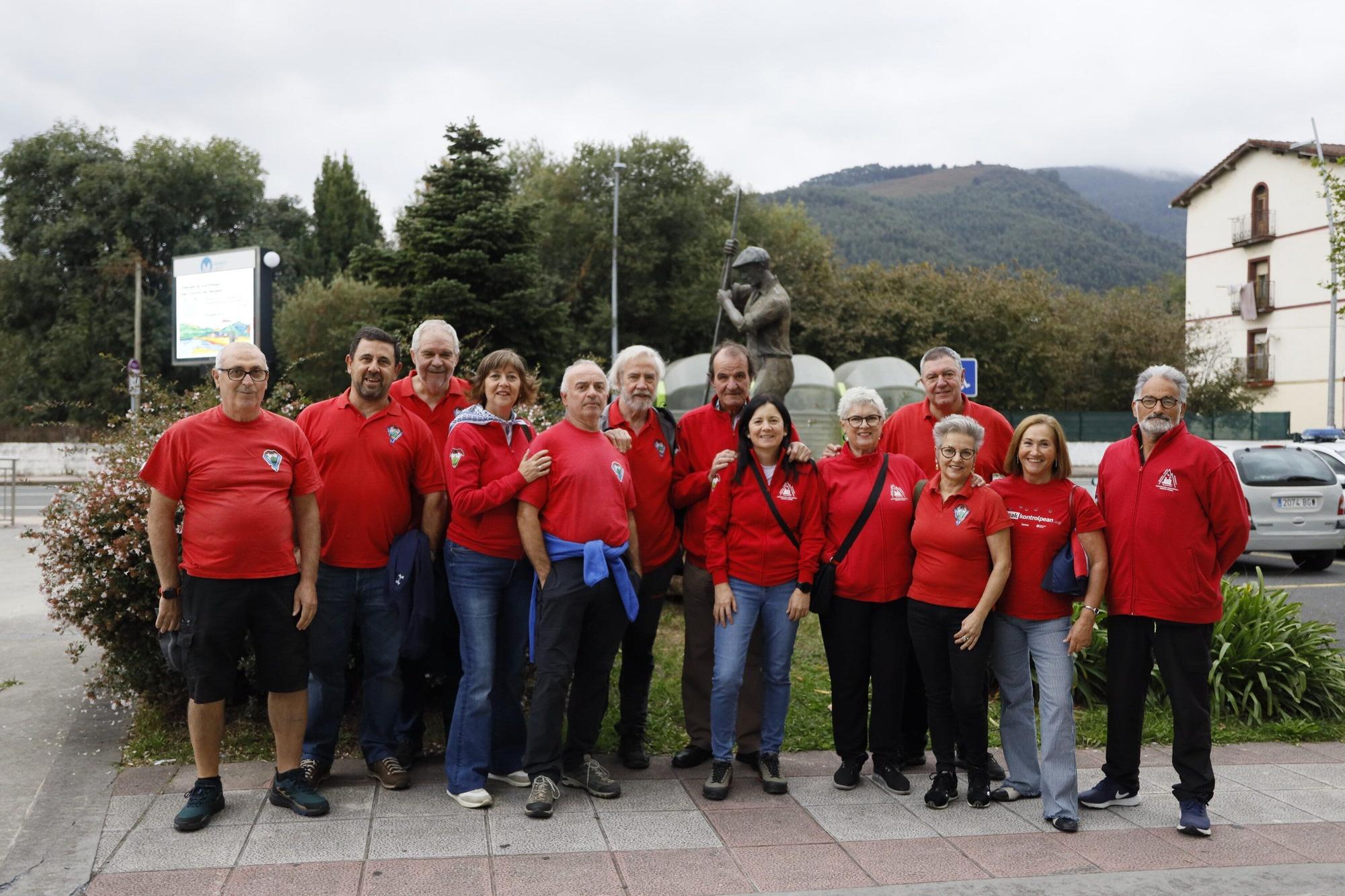 Las sudaderas coloradas de la Sociedad Montañera Encartaciones fueron la tonalidad dominante en la gala de anoche.