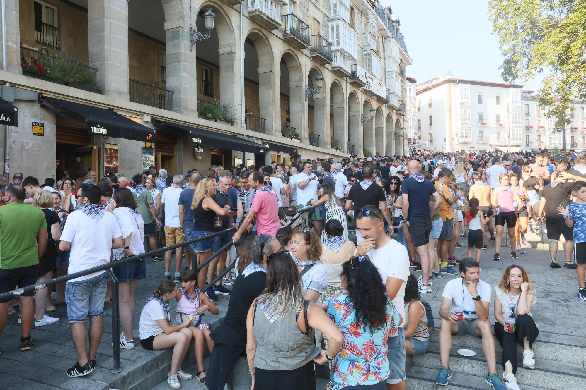En imágenes: Vitoria sale a la calle a celebrar La Blanca tras el txupinazo