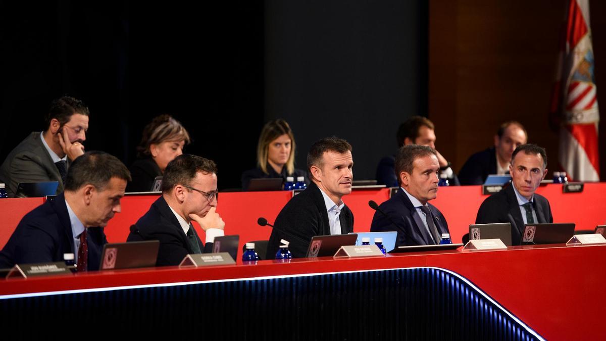 Guillermo Ruiz-Longarte, a la izquierda de Jon Uriarte, durante la Asamblea General de 2024