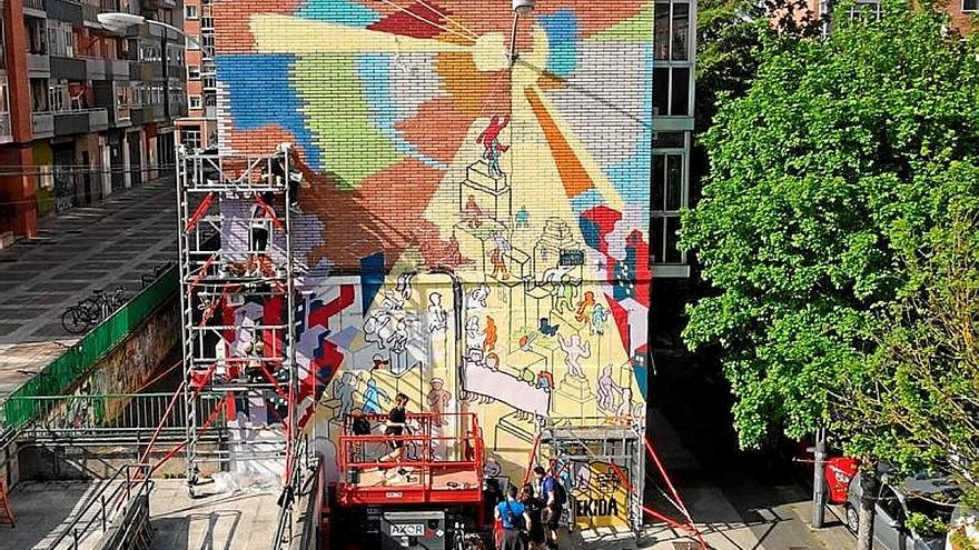 Un mural de 18 metros censura  la “guerra imperialista” en Arana