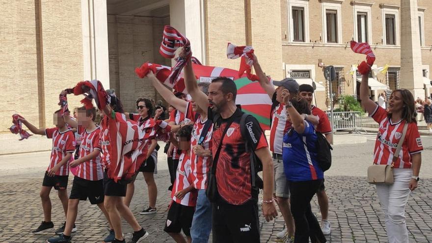 Aficionados del Athletic entonan el himno del Athletic por las calles de Roma.