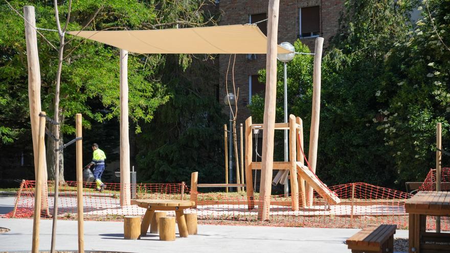 Adurza estrena el renovado parque infantil del final de la Zumaquera